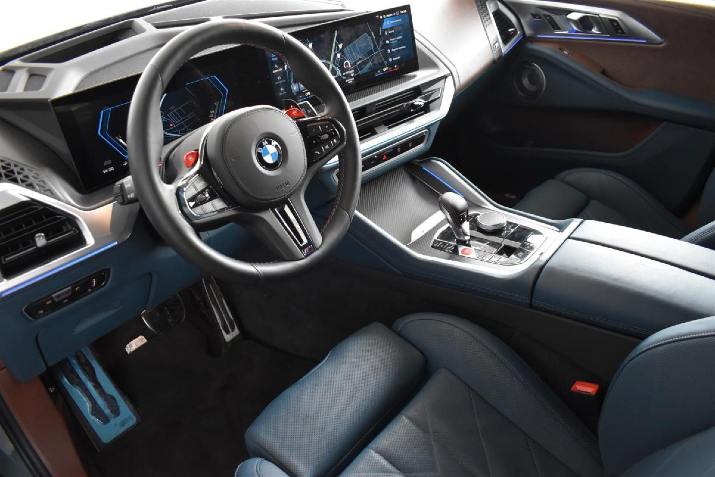 BMW XM | V8 biturbo hybrid 650 koní | české předváděcí auto | skladem | zelená specifikace | maximální výbava | super cena | nákup online na AUTOiBUY.com